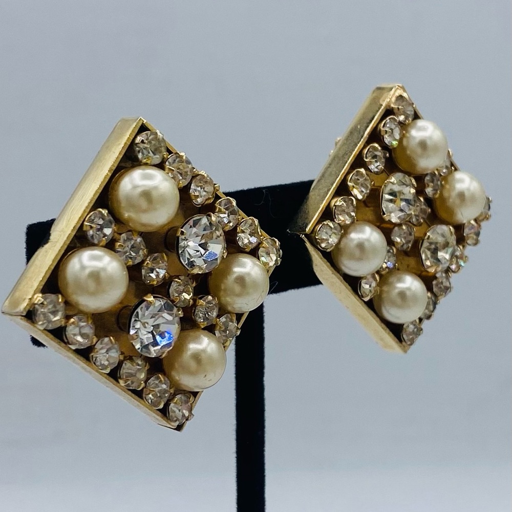 Vintage 80s-90s Square Gold Tone Faux Pearl/Rhinestone Clip On Earrings 1”x1” - Picture 6 of 8